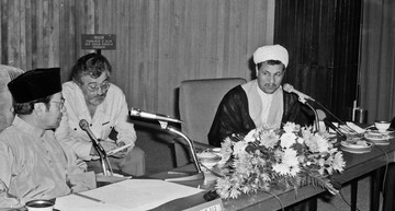  آیت الله اکبر هاشمی رفسنجانی رئیس مجلس شورای اسلامی سال 1360 به کشورهای مالزی و کره شمالی سفر کرد