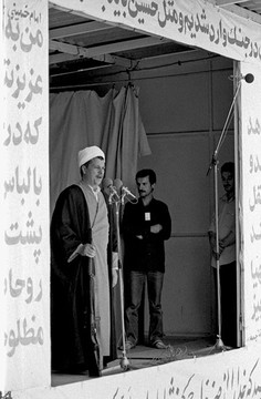 نماز جمعه در دانشگاه تهران سال 1360 به امامت آیت الله هاشمی رفسنجانی رئیس مجلس شورای اسلامی برگزار شد