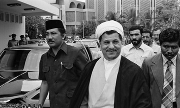  آیت الله اکبر هاشمی رفسنجانی رئیس مجلس شورای اسلامی سال 1360 به کشورهای مالزی و کره شمالی سفر کرد
