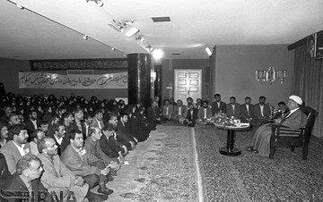 آیت الله اکبر هاشمی رفسنجانی رئیس مجلس شورای اسلامی، سال 1362 با معلمان نمونه دیدار می کند