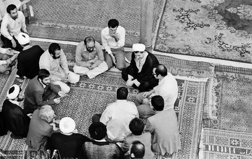  آیت الله اکبر هاشمی رفسنجانی رئیس مجلس شورای اسلامی سال 1360 در مراسم اعطای حکم تنفیذ ریاست جمهوری محمد علی رجایی حضور دارد