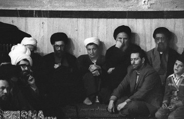 آیت الله اکبر هاشمی رفسنجانی به همراه دیگر مسوولان نظام در فروردین سال 1362 برای تبریک سال جدید به دیدار امام خمینی (ره) در جماران رفتند