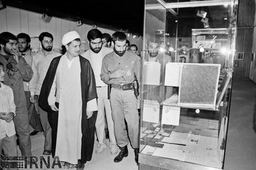 آیت الله اکبر هاشمی رفسنجانی ، سال 1362 از نمایشگاه مجلس در موزه هنرهای معاصر بازدید می کند