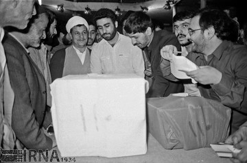 آیت الله اکبر هاشمی رفسنجانی ، سال 1363 در دومین دوره انتخابات مجلس شورای اسلامی رای می دهد