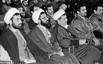 آیت الله اکبر هاشمی رفسنجانی ، رئیس مجلس شورای اسلامی سال 1363 در پادگان نیروی هوایی حضور دارد