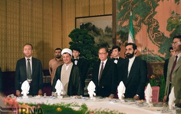 آیت الله اکبر هاشمی رفسنجانی ، رئیس مجلس شورای اسلامی سال 1364 به کشورهای چین و ژاپن سفر کرد