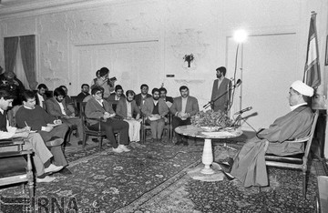 آیت الله اکبر هاشمی رفسنجانی ، رئیس مجلس شورای اسلامی سال 1368 در مصاحبه مطبوعاتی به سوالات خبرنگاران پاسخ می دهد