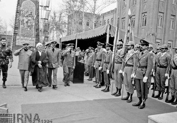 آیت الله اکبر هاشمی رفسنجانی ، رئیس جمهوری ایران سال 1369 در مراسم فارغ التحصیلی دانشجویان دانشکده افسری حضور دارد