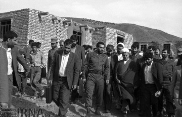 آیت الله اکبر هاشمی رفسنجانی ، رئیس جمهوری ایران سال 1369 به استان زنجان سفر کرد