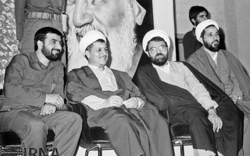 آیت الله اکبر هاشمی رفسنجانی ، رئیس مجلس شورای اسلامی سال 1364 در جمع بسیجیان کشور حضور دارد