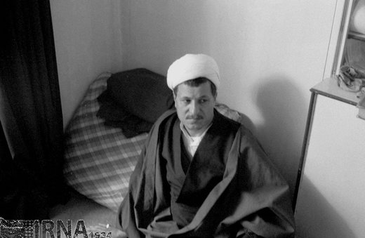  آیت الله اکبر هاشمی رفسنجانی رئیس مجلس شورای اسلامی سال 1360 با امام خمینی (ره) در جماران دیدار کرد