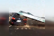 فیلم | سقوط تابلوی بزرگراه روی سانتافه حین رانندگی!