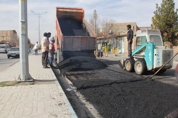 لکه‌گیری و روکش آسفالت ۱۱۰ کیلومتر از محورهای مواصلاتی استان آذربایجان‌غربی 