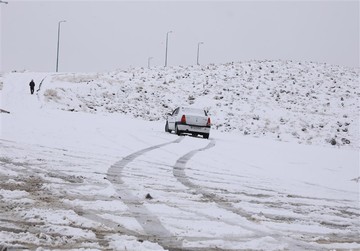 بارش برف و کولاک شدید راه ارتباطی ۳۵ روستای مراغه را مسدود کرد