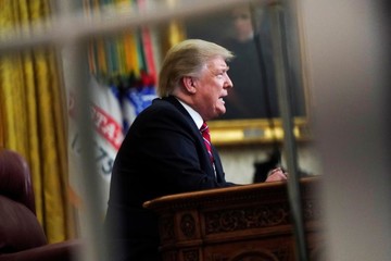 دونالد ترامپ، رئیس جمهور آمریکا در کاخ سفید پیام تلویزیونی درباره مهاجرین و مرزهای جنوبی این کشور به مردم می‌دهد