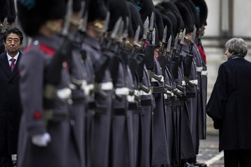 ترزا می، نخست‌وزیر بریتانیا، با شینزو آبه،  نخست‌وزیر ژاپن، در کنار گارد استقبال در لندن راه می روند