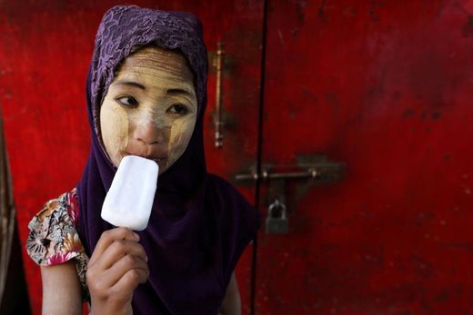 یک دختر بچه در روز استقلال میانمار در شهر یانگون بستنی می‌خورد