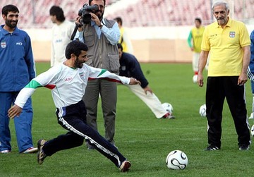 احمدی‌نژاد خودش را فوتبالیست معرفی کرد