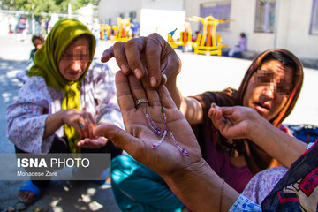 اکثر بانوان مرکز درمان اقامت اجباری زنان مشهد اوقات فراغت خود را با کارهای هنری  سپری می‌کنند
