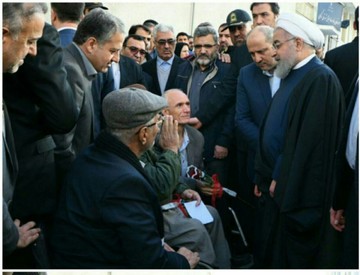 دیدار صمیمی روحانی با جانبازان گرگانی در خیابان