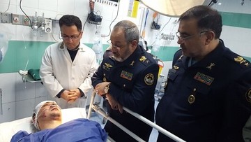 عکس| عیادت فرمانده نیروی هوایی ارتش از تنها بازمانده حادثه هواپیمای ۷۰۷