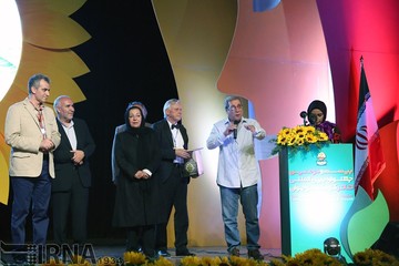 حسین محب اهری در اختتامیه بیست و دومین جشنواره بین المللی تئاتر کودک و نوجوان همدان، سال 1394 حضور دارد