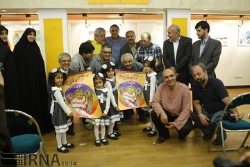 حسین محب اهری در مراسم رونمایی از پوستر جشنواره بین المللی تئاتر کودک و نوجوان همدان ، سال 1393 حضور دارد