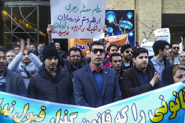 تجمع مشتریان خودروسازان مقابل وزارت صنعت