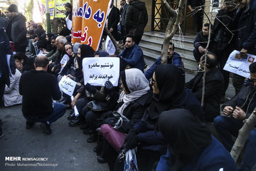 تجمع مشتریان خودروسازان مقابل وزارت صنعت