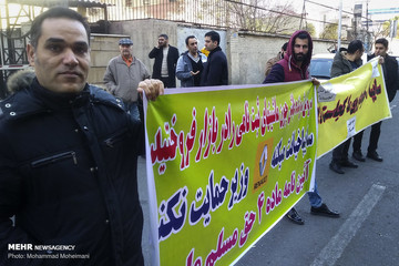 تجمع مشتریان خودروسازان مقابل وزارت صنعت