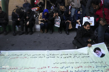 تجمع مشتریان خودروسازان مقابل وزارت صنعت
