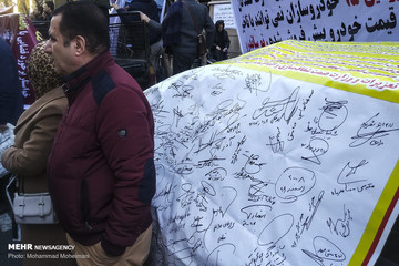 تجمع مشتریان خودروسازان مقابل وزارت صنعت