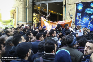 تجمع مشتریان خودروسازان مقابل وزارت صنعت