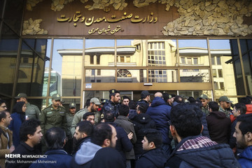 تجمع مشتریان خودروسازان مقابل وزارت صنعت
