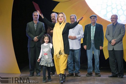  حسین محب اهری در اختتامیه بیست و دومین جشنواره بین المللی تئاتر کودک و نوجوان همدان، سال 1394 حضور دارد