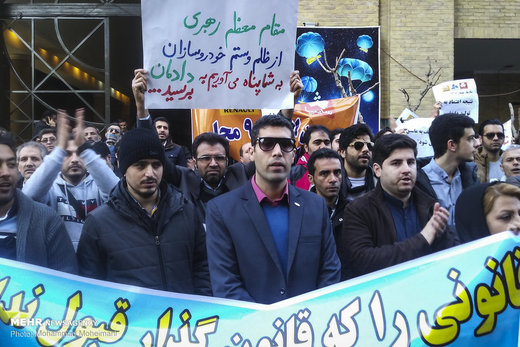تجمع مشتریان خودروسازان مقابل وزارت صنعت