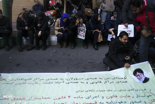 تجمع مشتریان خودروسازان مقابل وزارت صنعت