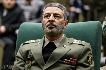 فرمانده کل ارتش: دست از دست سپاه برنمی‌داریم تا آمریکا را سرکوب کنیم
