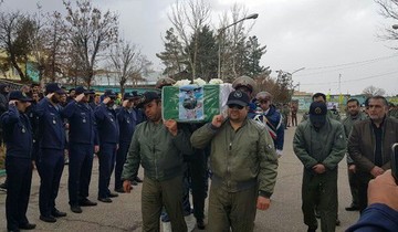 پیکر مطهر ۳ نفر از شهداء سقوط هواپیمای ارتش در همدان تشیع شد
