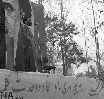 28 دی 1358؛ نخستین نماز جمعه به امامت آیت الله خامنه ای