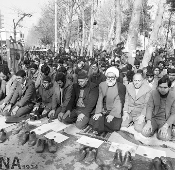 28 دی 1358؛ نخستین نماز جمعه به امامت آیت الله خامنه ای