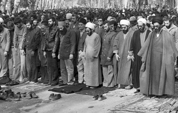 تصاویر | ۳۹ سال قبل؛ اولین نمازجمعه به امامت آیت‌الله خامنه‌ای