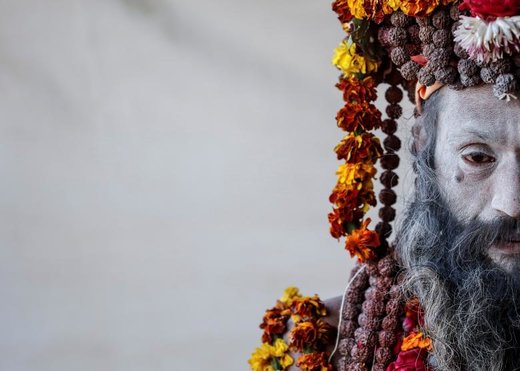 مرد مقدس هندو در بزرگترین فستیوال مذهبی جهان (Kumbh Mela) در هند، انتظار مریدانش را می کشد