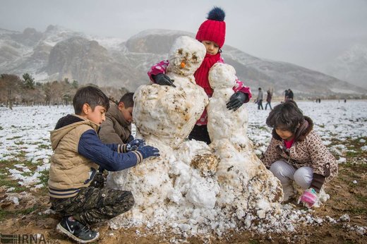 شادی مردم شهر کرمانشاه پس از بارش برف شب گذشته در بلوار طاق بستان
