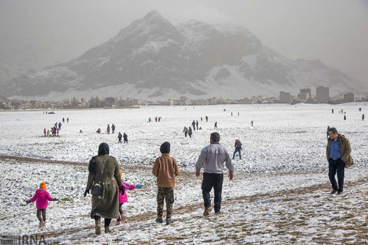 شادی مردم شهر کرمانشاه پس از بارش برف شب گذشته در بلوار طاق بستان