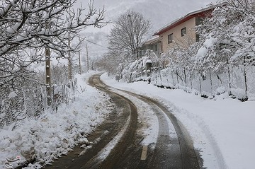 محورهای مواصلاتی اصفهان لغزنده است/ بارش نخستین برف در شهر اصفهان