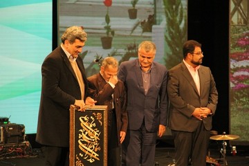 تجلیل شهردار تهران از قدیمی‌ترین تطهیرکننده بهشت زهرا