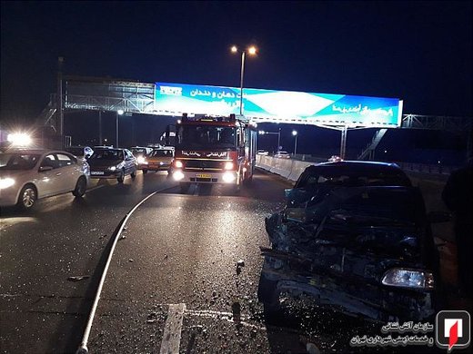 تصادف زنجیره ای 6 خودروی سواری در آزادراه قم- تهران