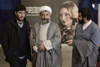 سلفی مهران رجبی در لباس روحانیت کنارِ بازیگر زن آلمانی/ «پارادایس» پس از ۴ سال سرانجام اکران می‌شود
