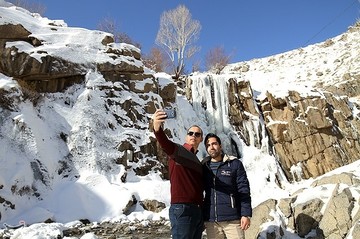 طبیعت زمستانی آبشار گنجنامه